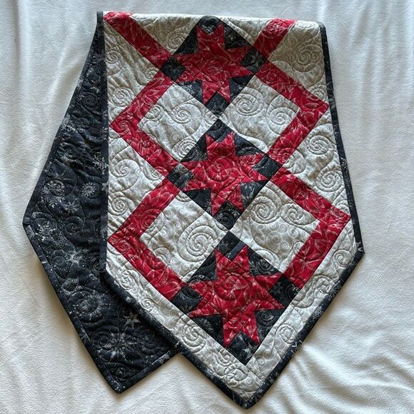 Handcrafted table runner - Picture 1 of 8